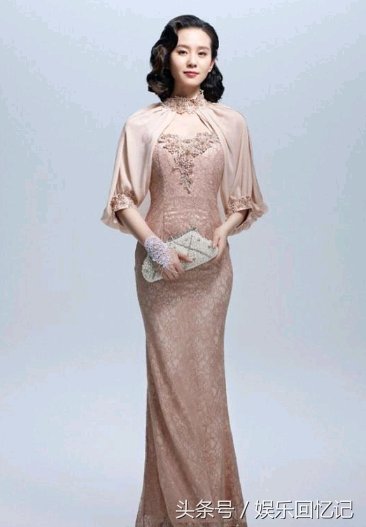 47岁谢大脚穿旗袍太有韵味，baby杨幂都输惨了!