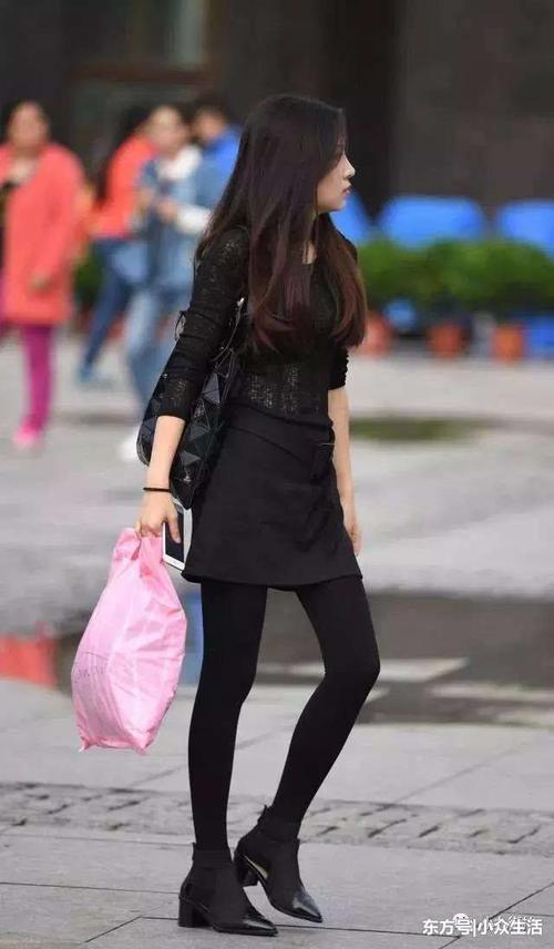 街拍路人：紧身裤让女人不自觉头上扬，加点小高傲更有魅力
