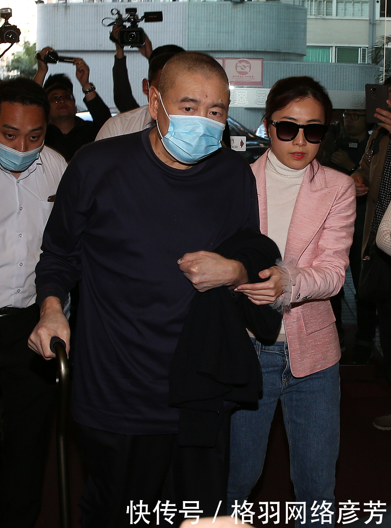 「粉色」甘比一身粉西装太显年轻!夫妻同框像父女,驴蹄鞋却暴露品味