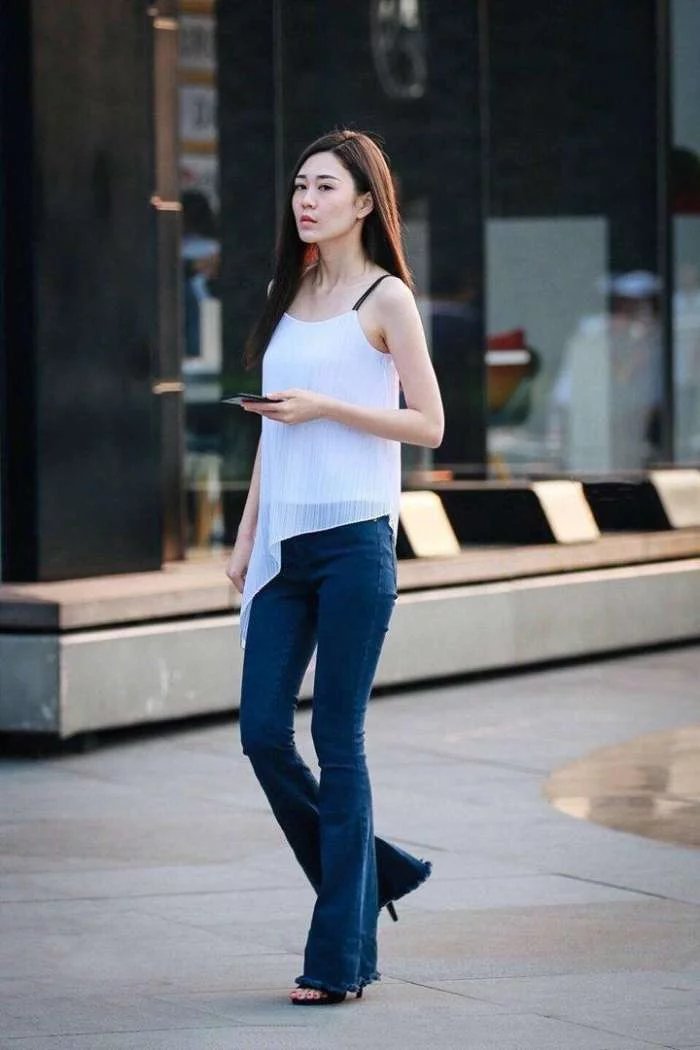 美女虽不是曲线身材, 但胜在高挑人也漂亮, 也很有感觉