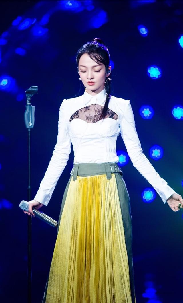 张韶涵太大胆了！挑战胸前镂空上衣，网友：杨幂都没你敢穿！