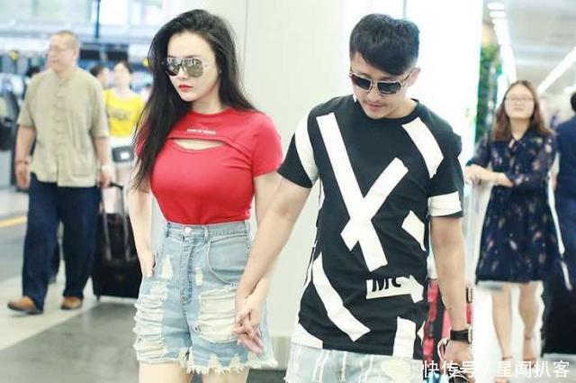 邹市明低调现身机场，旁边的娇妻冉莹颖好身材意外抢镜！
