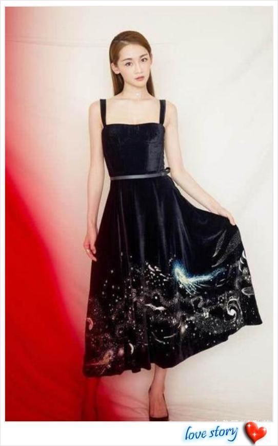 看到苗苗脚上的“无跟鞋”,真的很难受,网友:这要怎么走路?