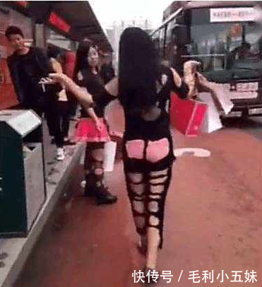 公交车站2名女子穿衣大胆, 想出名也是拼了