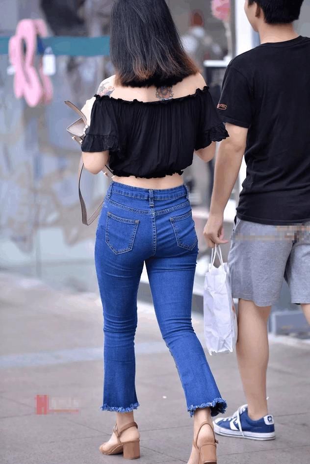 紧身牛仔裤在美女的衬托下也特别的有型有范