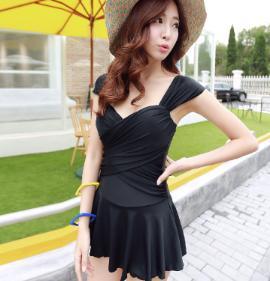 街拍：凹凸有致的连体泳衣美女与三件套泳衣美女，你pick谁？