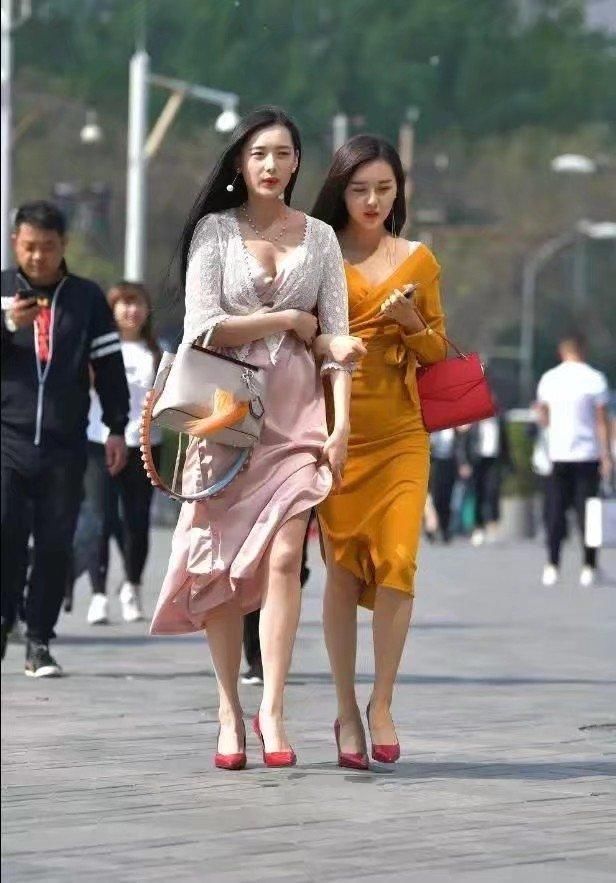 皮皮虾街拍 女姐姐，衣着大胆，气质俱佳，惹人热眼