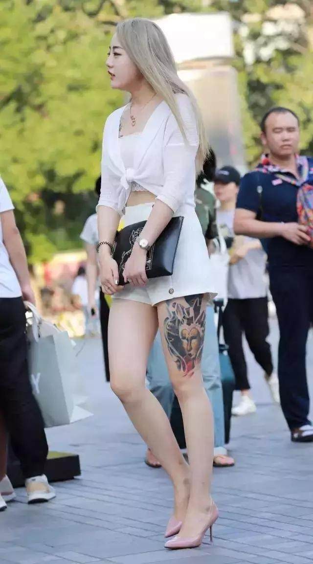 街拍: 倾国倾城的小姐姐, 迷人又性感