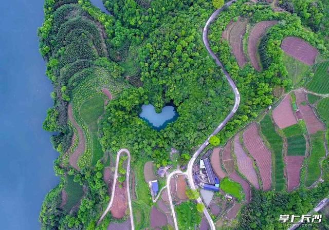  「发现」“心湖”惊现茅岩河 张家界发现一神秘天坑