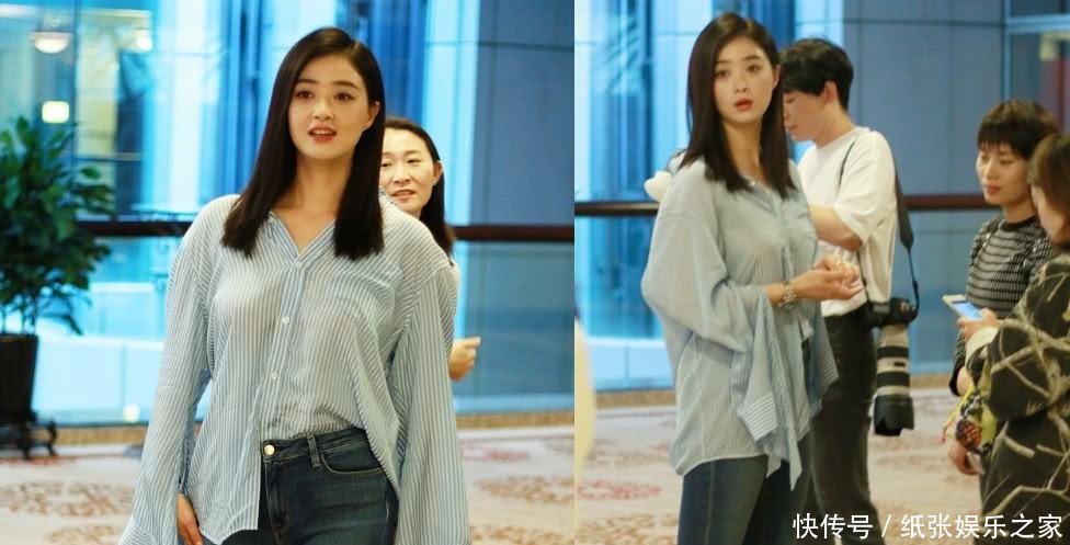 蒋欣又瘦出新高度, 粉色衬衫配白短裤, 看起来80斤不到!