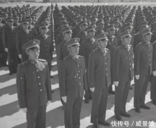 一组珍贵历史老照片:建国35周年阅兵现场
