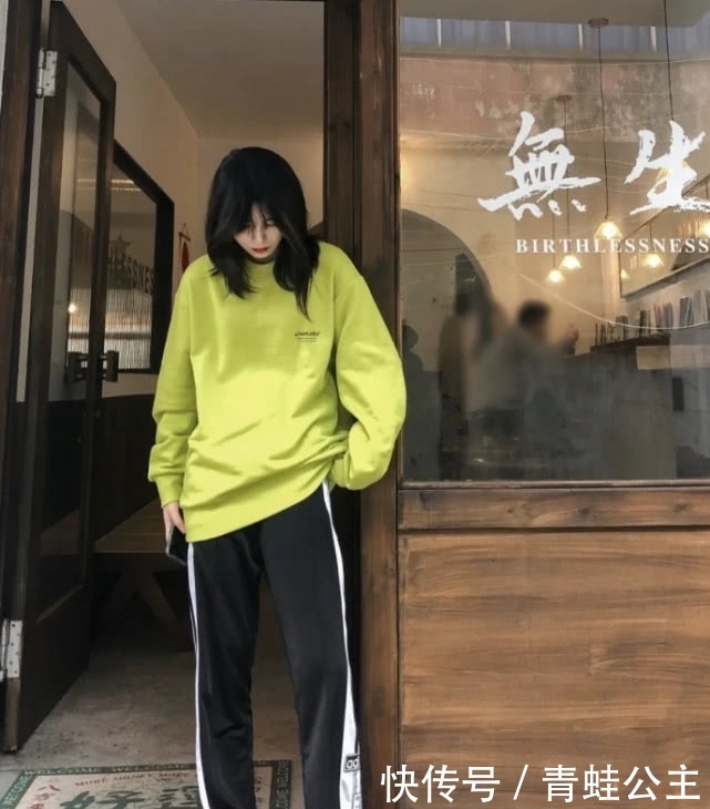 #卫衣#出门不知道怎么穿的女生,这些潮牌卫衣了解些,简约百搭还贼洋气
