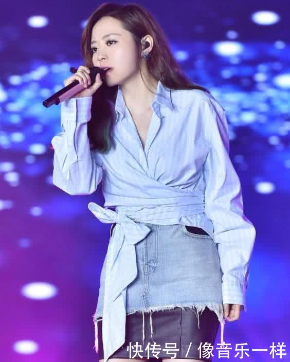 张靓颖登台而献唱，竟然是穿了两条裙子，为了防走光也是拼了！