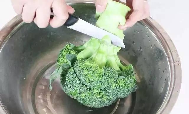  『蓝花』西蓝花洗不干净？教你一个小窍门，脏东西自己跑出来！