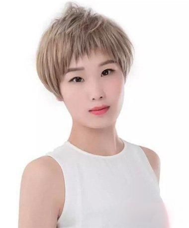 狗啃式刘海搭配短发很时尚！