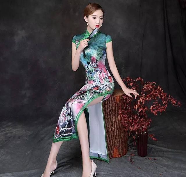 想像孔雀一样高贵优雅？绿色花旗袍美丽动人！