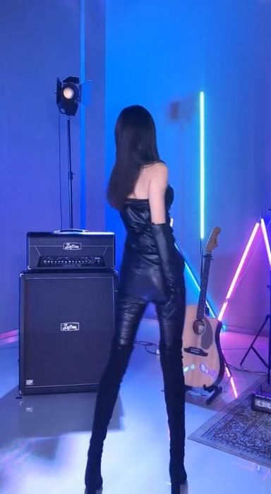  美女|小姐姐绝世而独立，也太甜美了吧，自信大方！