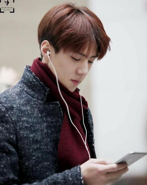 吴世勋一身风衣亮相机场,贵族气质很高冷