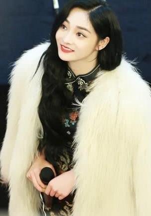 原以为19岁周洁琼穿旗袍够惊艳了，但看到31岁的宋茜，我沉默了！