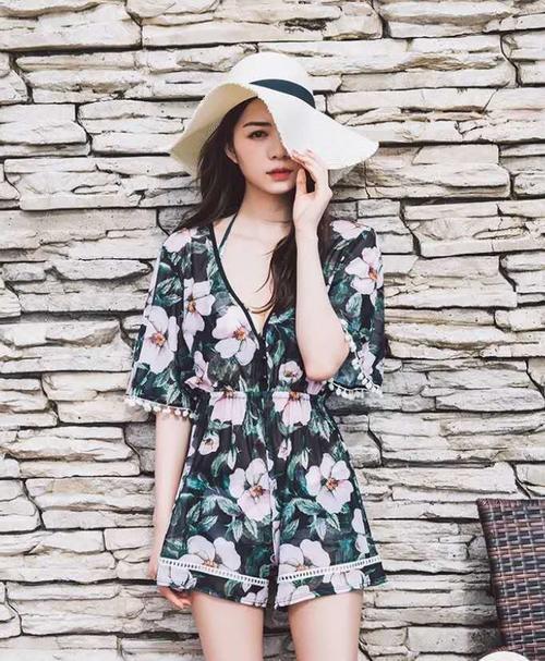 微胖界的小姐姐穿起比基尼泳衣，一样可以美妙绝伦，惊艳全场