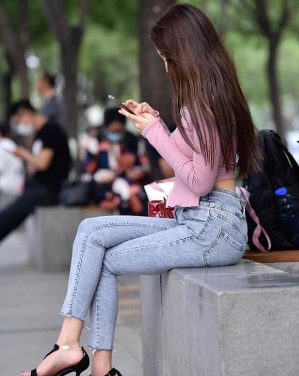  【长袖】街拍：丹唇外朗的小姐姐，一件灰色长袖连衣裙，时尚女性优雅