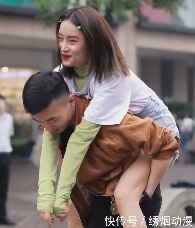 飞奔■见到男友飞奔的小姐姐,无意间带火了一款“抹布裤”,贼有个性!