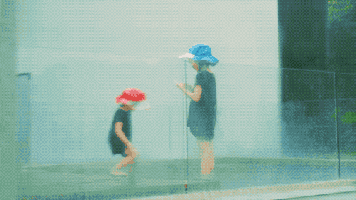 他买下30000小山头，造了一栋隐居的房子，远离城市，幽静清心