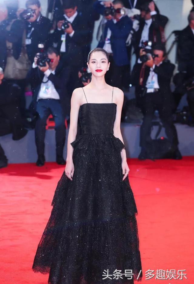 张钧甯贴身连体裤露腰一展傲人身材，杨紫搭配红黄绿穿出少女感