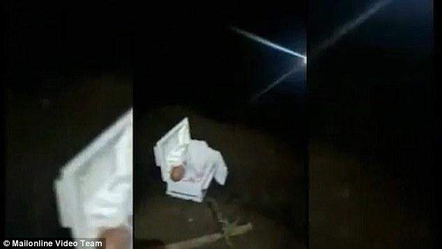 女友假装怀孕谎称孩子死了 伤心爸爸开棺验尸惊见“塑料洋娃娃”