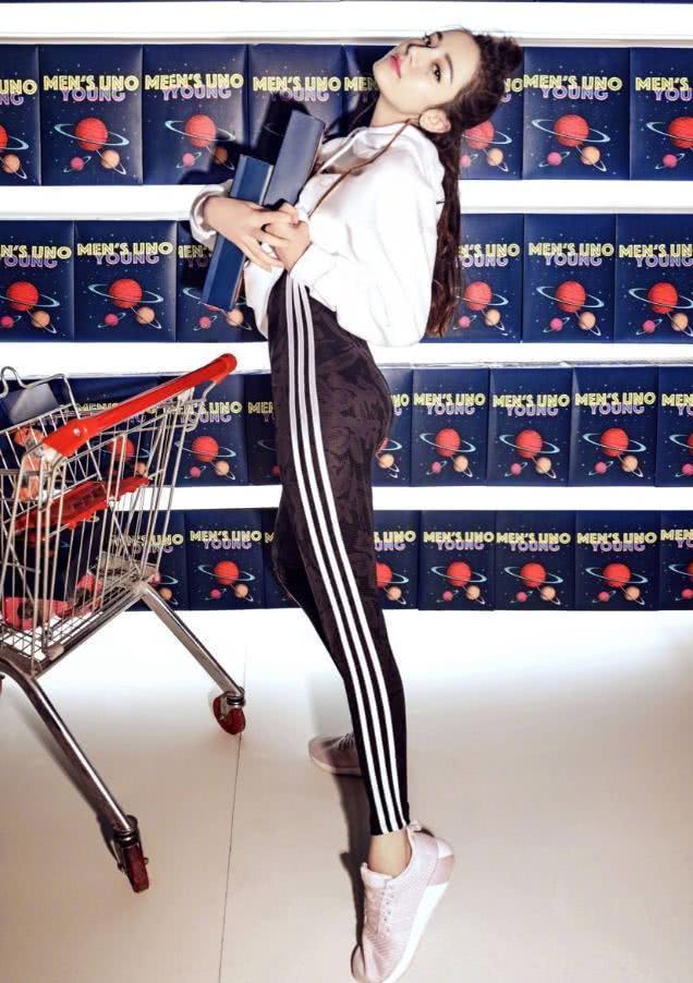 迪丽热巴扎起丸子头可爱又迷人,没想到!拍照姿势谁都模仿不了!