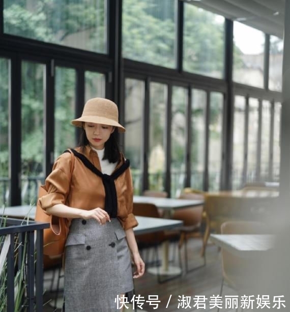 「满满的时」真正会穿的人,穿衬衫很少配小脚裤,看“三木”博主就知道了!