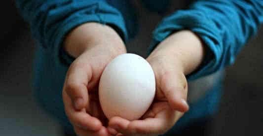 黑芝麻能让头发变黑吗?营养师:别轻信谣言，这3件事才真正管用