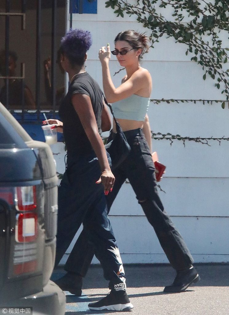 肯达尔詹娜与闺蜜外出扫货仅穿抹胸 香肩和大长腿齐飞惹人注目