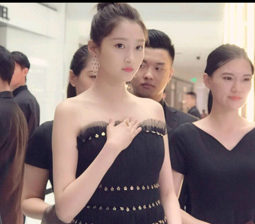 关晓彤现身某商业时尚活动 身材十分苗条一双筷子腿十分显眼