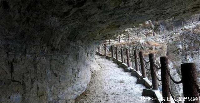 国内最神秘的两个村庄,一个在地下,一个却在1700米悬崖之上