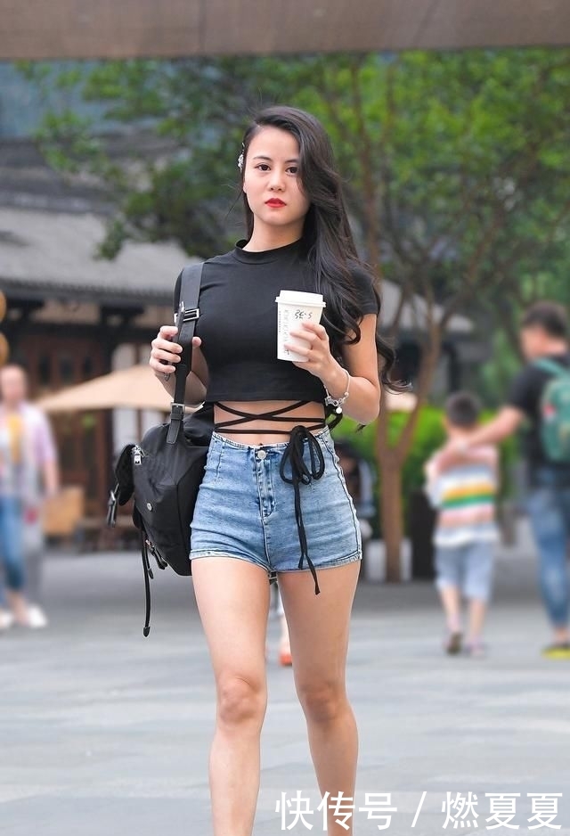  『漂亮』身材比例不好怎么办？高腰T恤搭配高腰短裤，提升腰线穿出大长腿