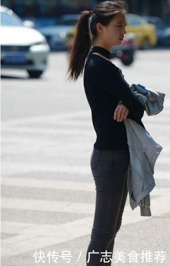  「气质」街拍：女孩修身T恤搭配紧身牛仔裤，典雅清纯的气质让人喜欢