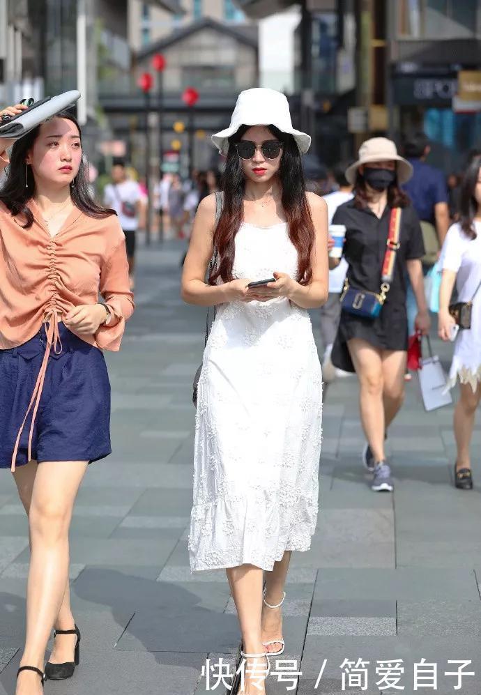  「衣襟」小姐姐一款浅粉色修身小衫，前后不对称的衣襟，非常好看