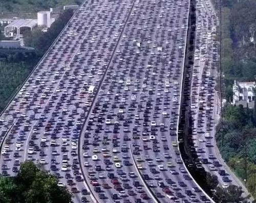 专家：建议换种补贴方式，取消节假日高速免费，网友：多学学国外