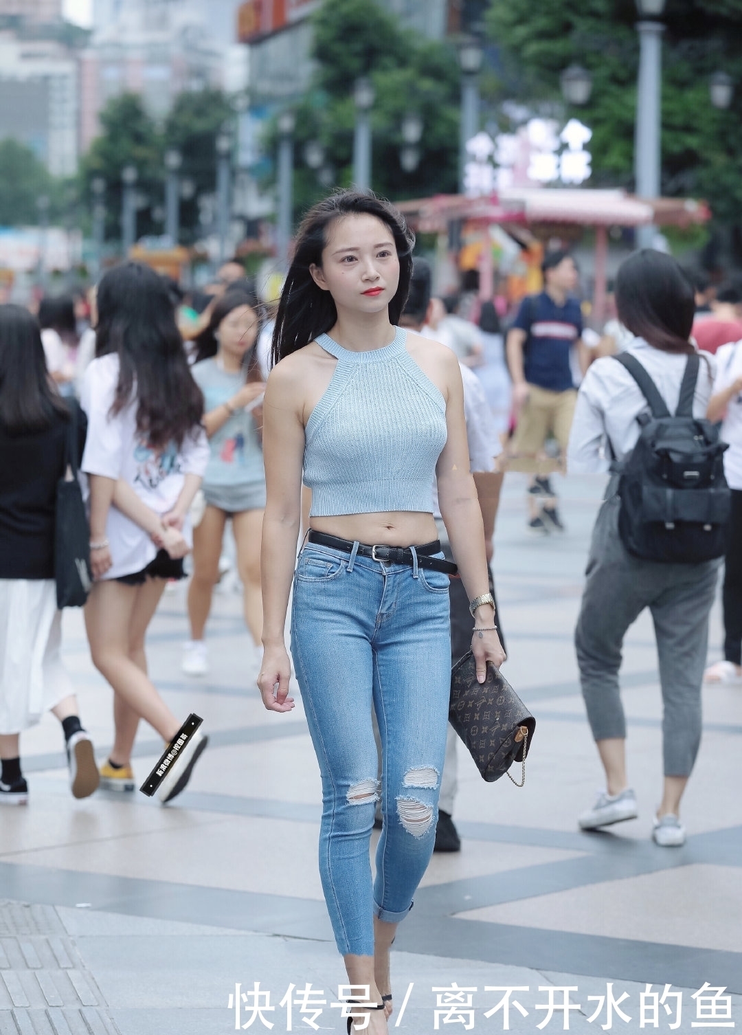  轻松|时尚街拍：牛仔裤轻松玩转多种风格，打造活泼的早春气息