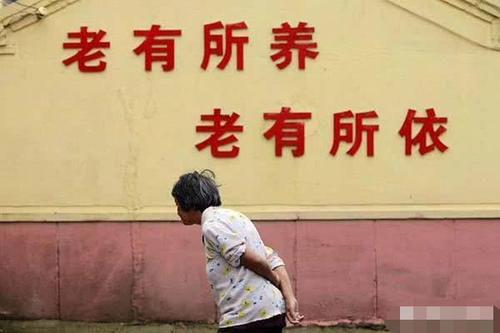  养老金：农村养老保险缴15年，年缴200和年缴2000，养老金会有多