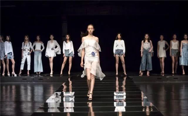  #时装展#看了时装展2020AW时尚街拍，总算了解如何穿搭能一劳永逸了