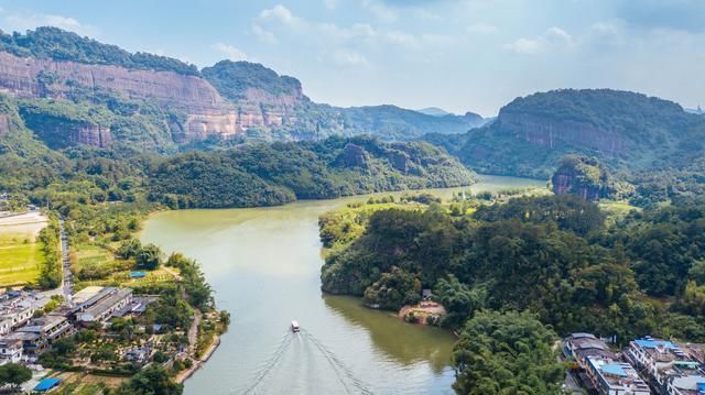 中国这座山峰很有意思，当地人告诉原因后，所有人都十分尊敬