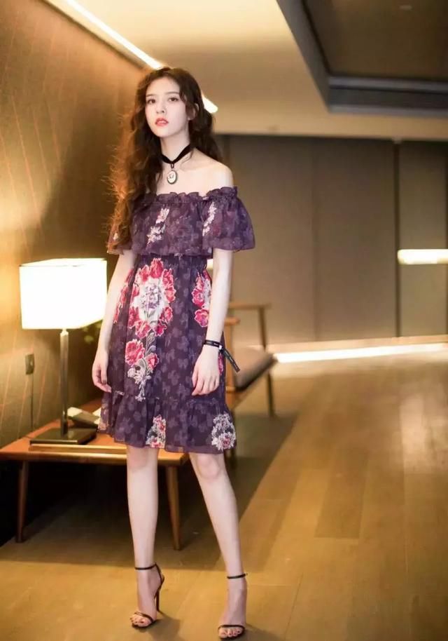 宋妍霏黑色T恤逗狗玩，视线都被逼到双腿上了：好像没穿裤子？