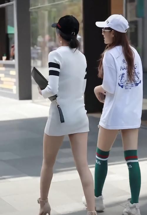  「袖子」街拍：小姐姐一件白色的贴身毛衣，毛衣的袖子有黑色的线边装饰