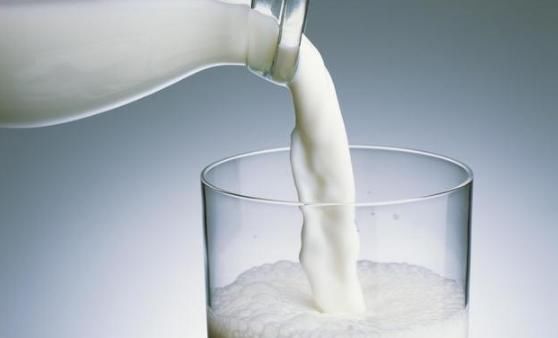  『喝牛奶』高尿酸痛风，多喝牛奶能有助缓解控制吗？医生为你全面分析
