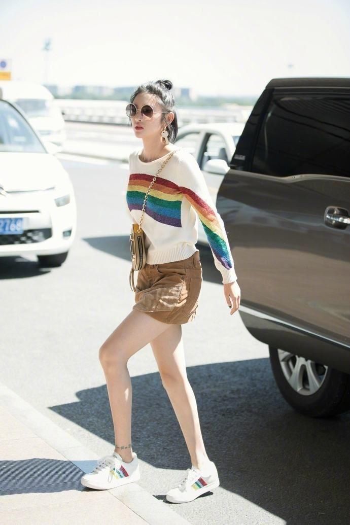 唐艺昕穿短裤暴露小粗腿，网友:这腿很健康，马竿没意思!