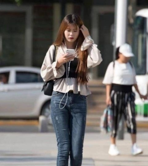 【短袖】街拍:身材苗条的美女,一件白色短袖配牛仔裤,高挑靓丽好身材