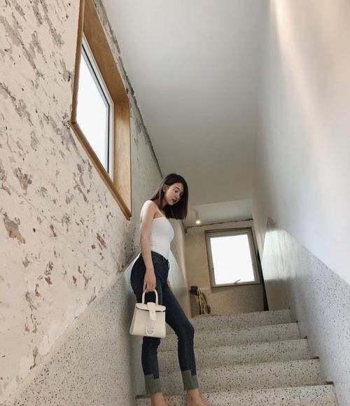  『体现』青春洋溢牛仔裤，帅气有型又百搭，更能体现女人炫酷风格！