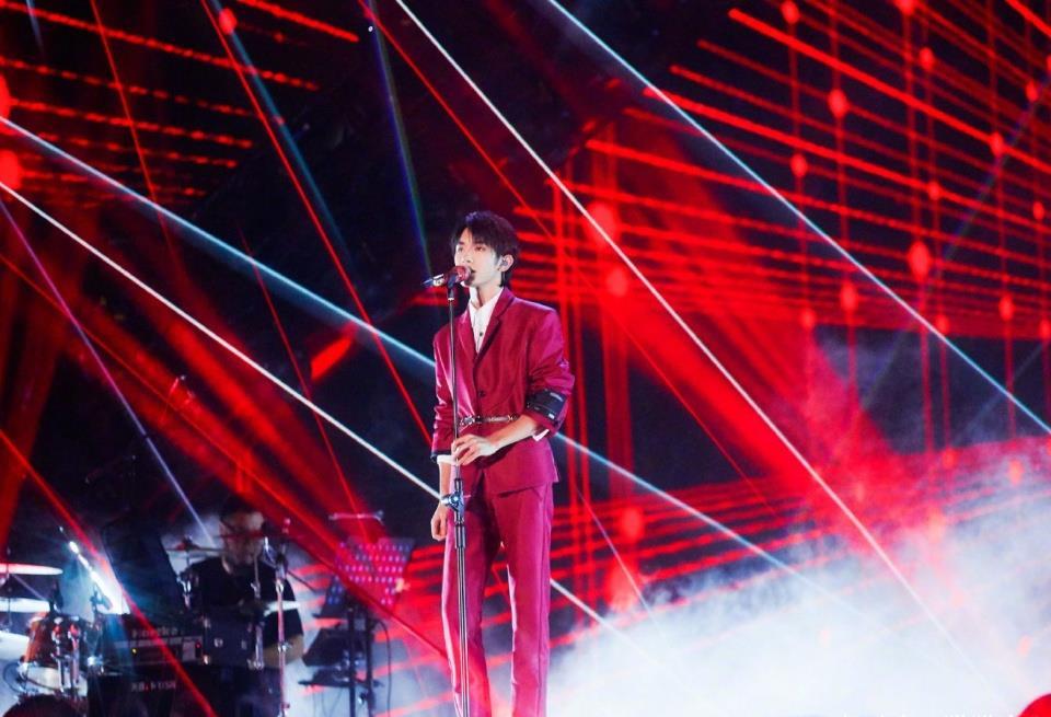 王俊凯提醒王源千玺坐好